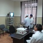 Одновременная работа двух групп курсантов обсуждение операции после работы на компьютерном тренажере и работа на «видеостойке»